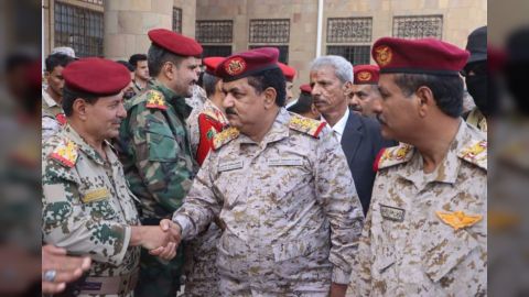 وزير الدفاع يتفقد القوات المسلحة في تعز ويلتقي قيادة محوري تعز وطور الباحة