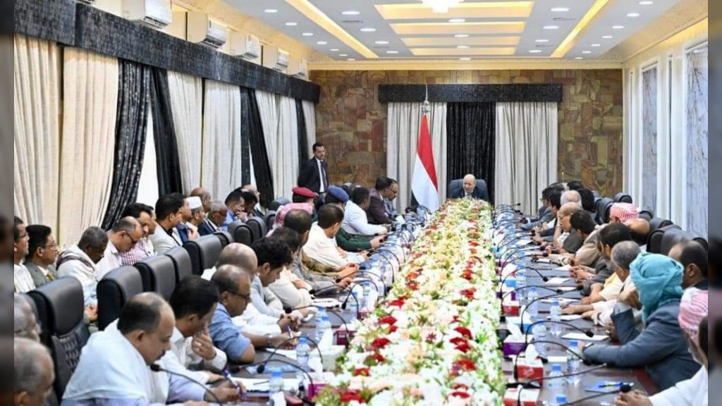 رئيس مجلس القيادة الرئاسي يحث على العمل الجماعي لإظهار القدرات الاستثمارية التنافسية في حضرموت