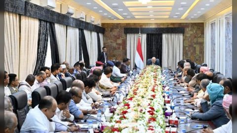 رئيس مجلس القيادة الرئاسي يحث على العمل الجماعي لإظهار القدرات الاستثمارية التنافسية في حضرموت
