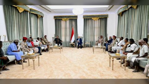الرئيس العليمي يكرم اسر شهداء حضرموت