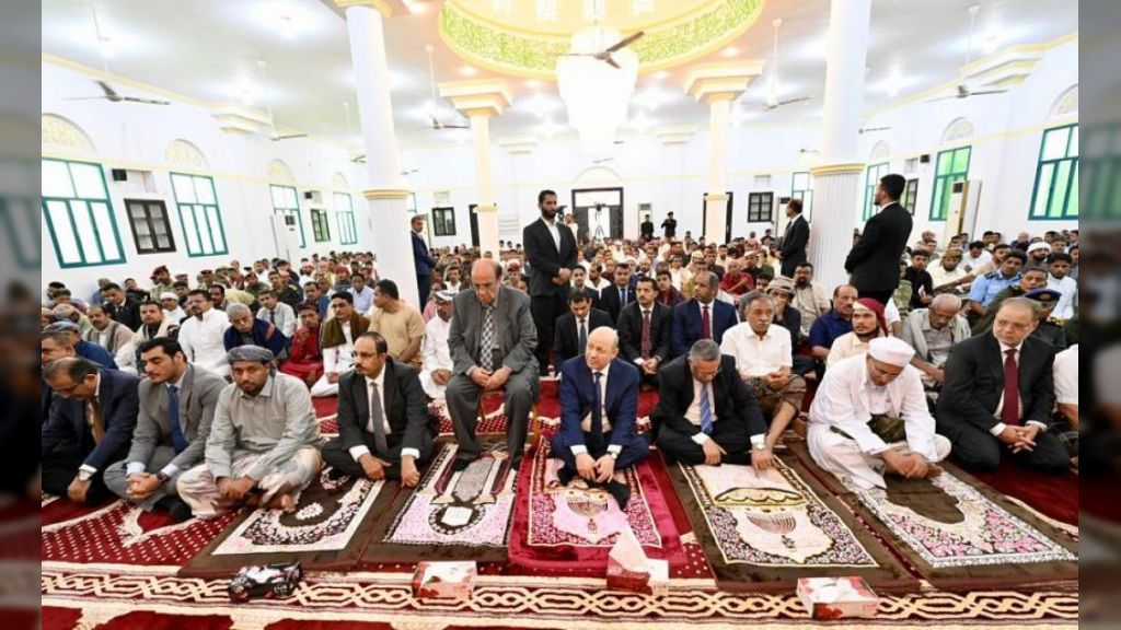 الرئيس العليمي يؤدي صلاة عيد الاضحى ويستقبل جموع المهنئين في القصر الجمهوري بمدينة المكلا