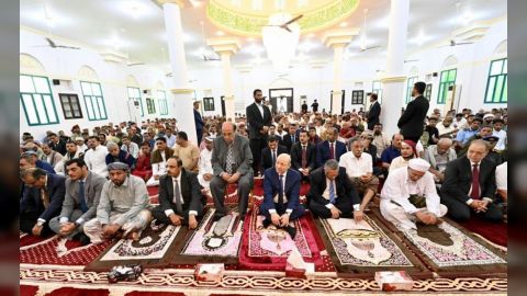الرئيس العليمي يؤدي صلاة عيد الاضحى ويستقبل جموع المهنئين في القصر الجمهوري بمدينة المكلا