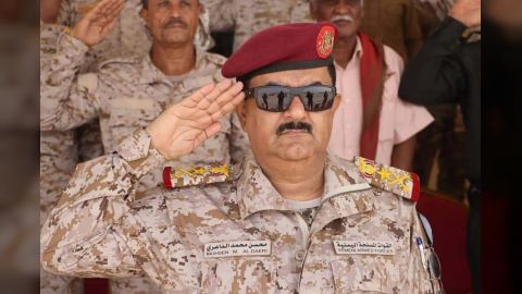وزير الدفاع يزور كلية الشرطة وعدد من الألوية العسكرية في المكلا