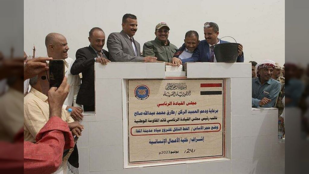 العميد طارق يضع حجر الأساس لمشروع نقل المياه العذبة لمدينة المخا