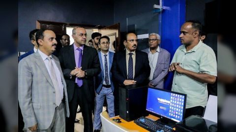 الارياني وبن ماضي يطلعان على سير العمل بتلفزيون حضرموت الرسمي ويلتقون منتسبيه