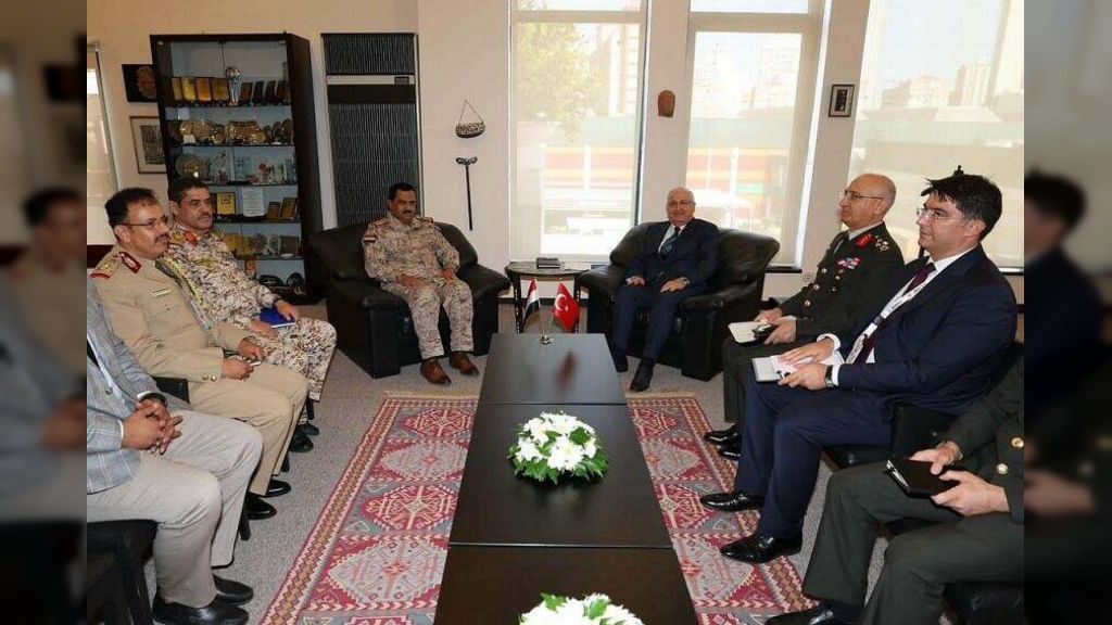 وزير الدفاع يلتقي نظيره التركي في اسطنبول