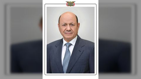 رئيس مجلس القيادة الرئاسي يطمئن على صحة اللواء محمود الصبيحي