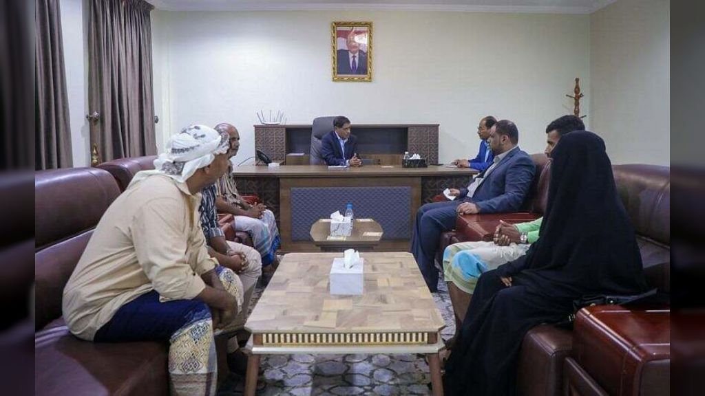 عضو مجلس القيادة البحسني يلتقي أسرة شهيد موسم نجم بالبلدة بالمكلا