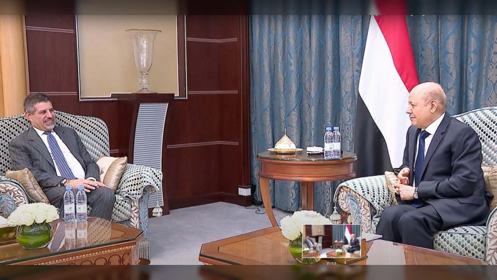 رئيس مجلس القيادة الرئاسي يستقبل السفير الاميركي