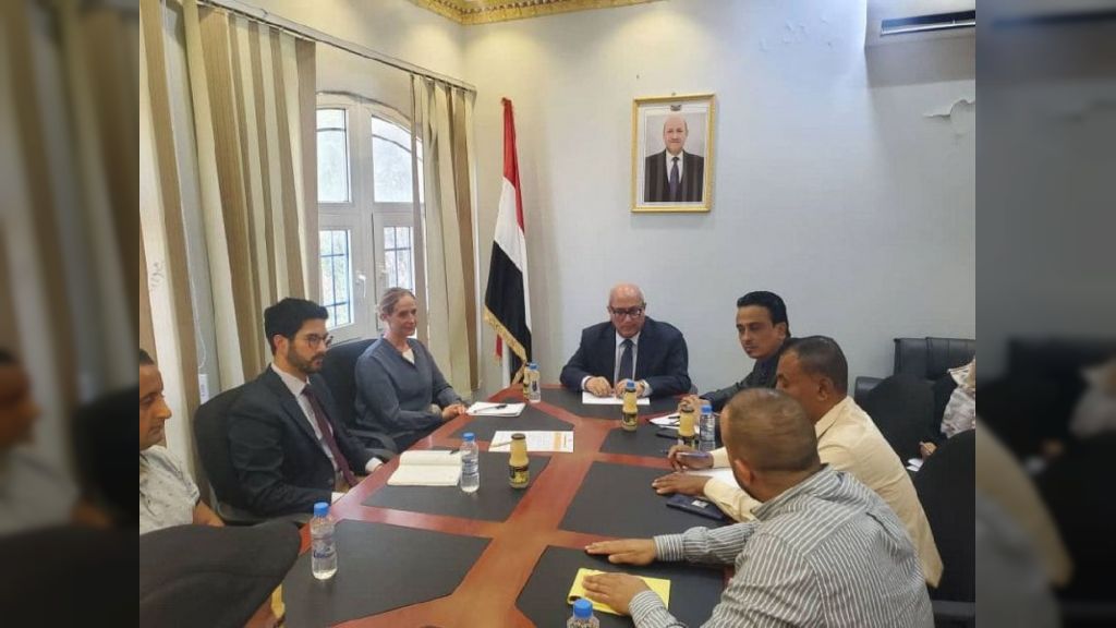 اجتماع برئاسة وزير الادارة المحلية يناقش تعزيز الحكم المحلي وبناء السلام في اليمن