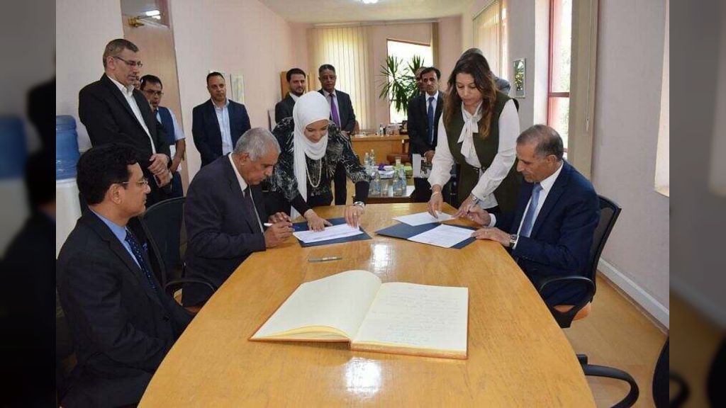 السفارة اليمنية بالقاهرة توقع بروتوكول تعاون مع جامعة هليوبوليس المصرية