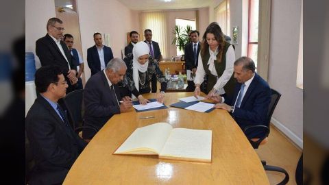 السفارة اليمنية بالقاهرة توقع بروتوكول تعاون مع جامعة هليوبوليس المصرية