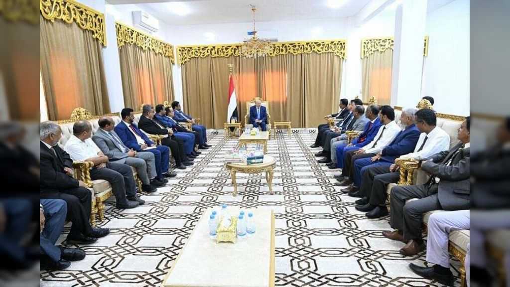 رئيس مجلس القيادة الرئاسي يشيد بالنهج المؤسسي لجامعة المهرة