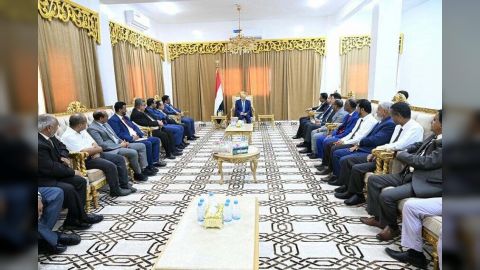 رئيس مجلس القيادة الرئاسي يشيد بالنهج المؤسسي لجامعة المهرة