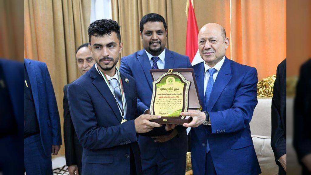 رئيس مجلس القيادة الرئاسي يكرم شخصيات ومبادرات ملهمة في محافظة المهرة