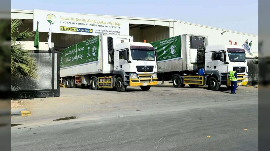 السعودية ترسل 100 شاحنة اغاثية لدعم النازحين والمحتاجين في اليمن