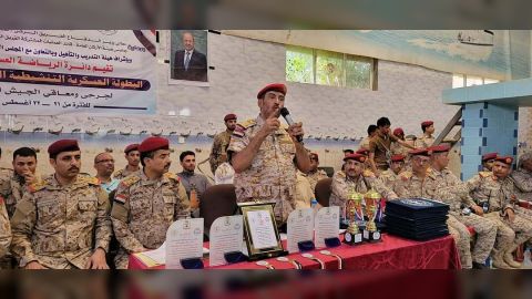رئيس هيئة الأركان يشهد اختتام بطولة السباحة لجرحى الجيش