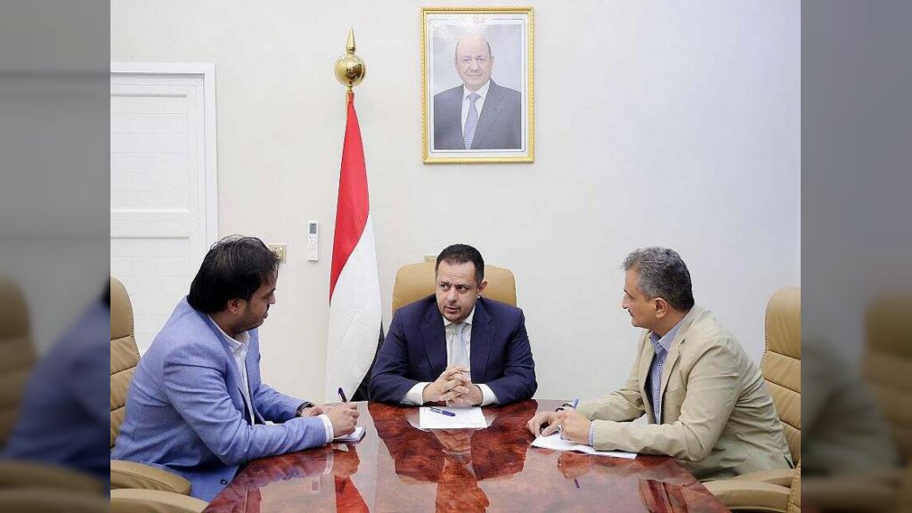 رئيس الوزراء يطلع من وزيري الكهرباء والدولة محافظ عدن على الإجراءات المنفذة لتزويد محطات التوليد بالوقود