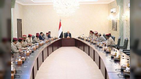 رئيس مجلس القيادة الرئاسي يجتمع بوزير الدفاع وقيادة المنطقة العسكرية الرابعة