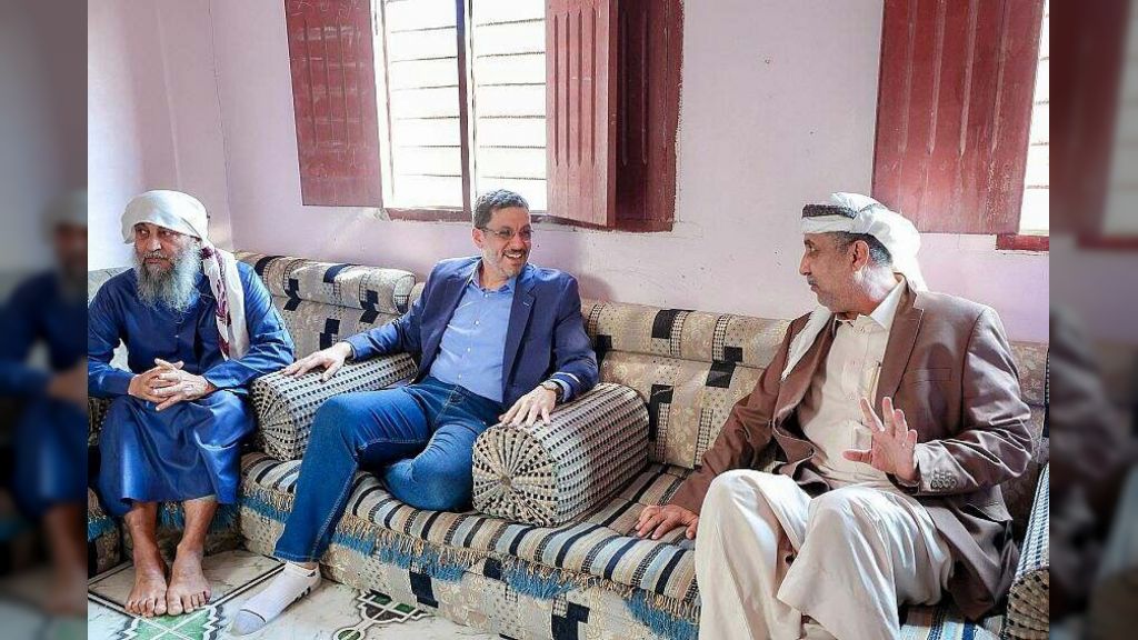 رئيس الوزراء يزور أسرة الشهيد اللواء علي ناصر هادي قائد المنطقة العسكرية الرابعة الأسبق في ذكرى تحرير عدن
