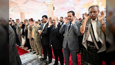 رئيس مجلس القيادة وعضوا المجلس عبدالله العليمي وعثمان مجلي يؤدون صلاة عيد الفطر مع جموع المصلين في مدينة عدن