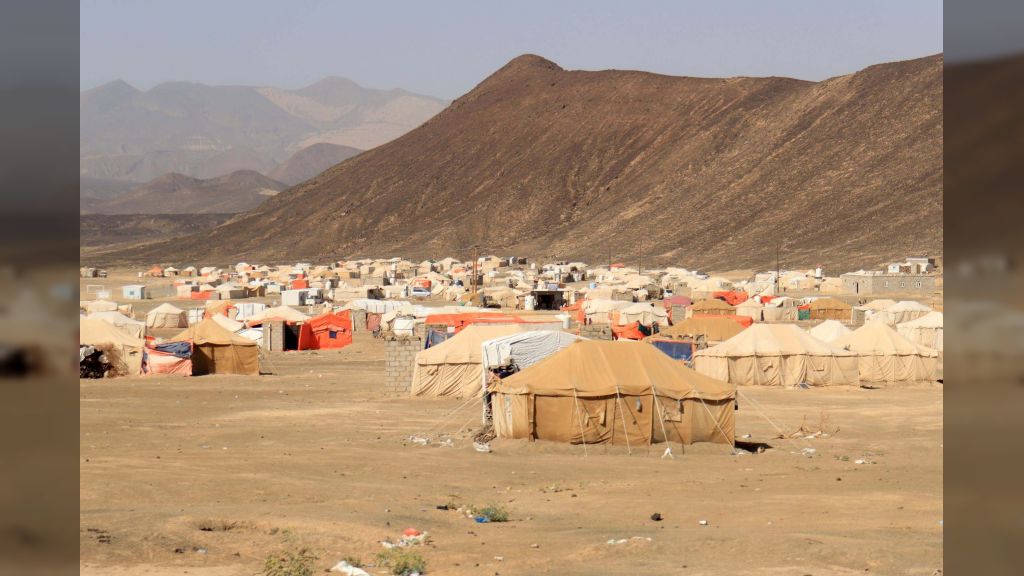 قتل وترهيب عُمال الإغاثة وملاحقتهم... كيف يتسبب الحوثيين بمنع المساعدات عن فقراء اليمن؟