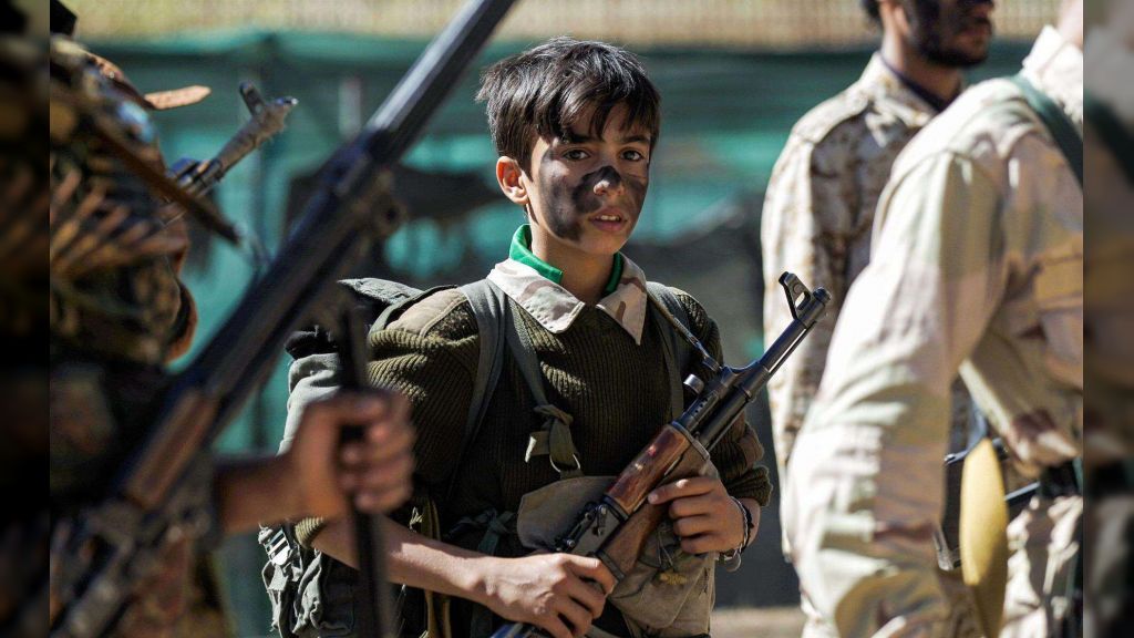 تحت غطاء المراكز الصيفية... الحوثيون يكثفون تجنيد الأطفال عبر معسكرات مغلقة