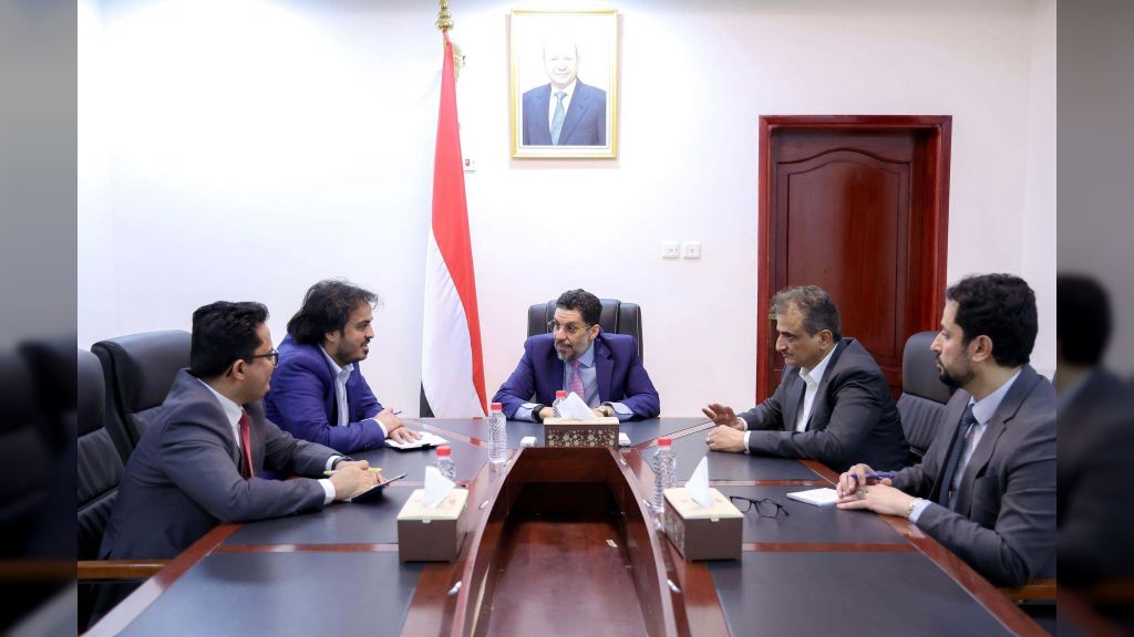 رئيس الوزراء يجتمع مع وزيري الكهرباء والدولة محافظ عدن
