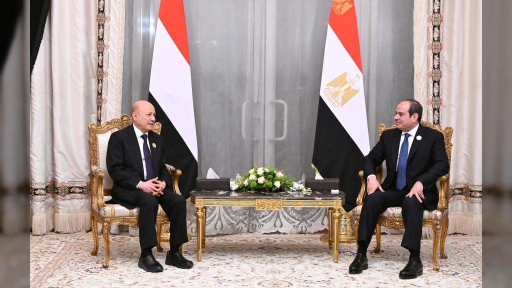 رئيس مجلس القيادة يبحث والرئيس السيسي العلاقات الثنائية والتطورات الوطنية والاقليمية