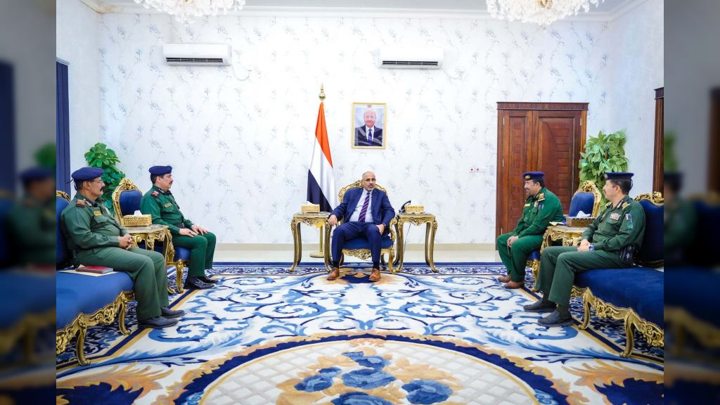 اللواء الزُبيدي يشدد على سرعة تنفيذ مصفوفة قرار تصنيف مليشيا الحوثي كمنظمة إرهابية