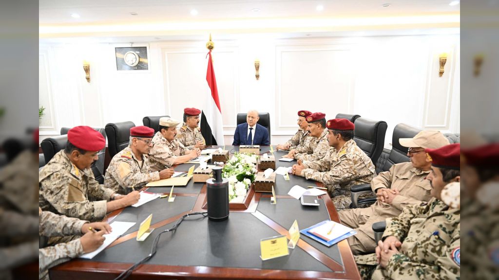 رئيس مجلس القيادة يجتمع بهيئة العمليات المشتركة