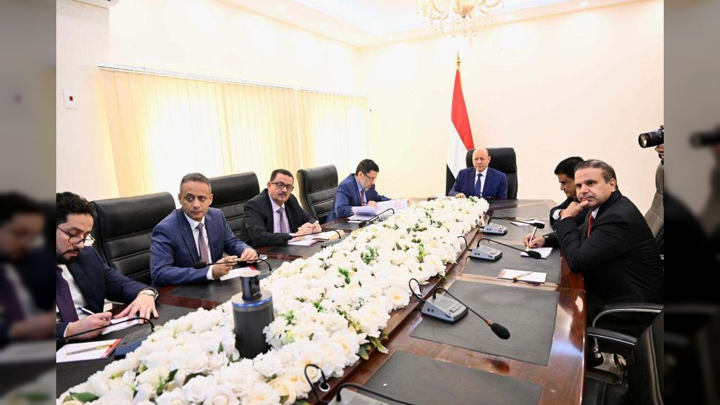 رئيس مجلس القيادة الرئاسي يجتمع بلجنة ادارة الازمات