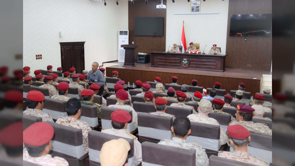 وزير الدفاع يشيد بصلابة المقاتلين في الجبهات ويوجه برفع مستوى الجاهزية واليقظة