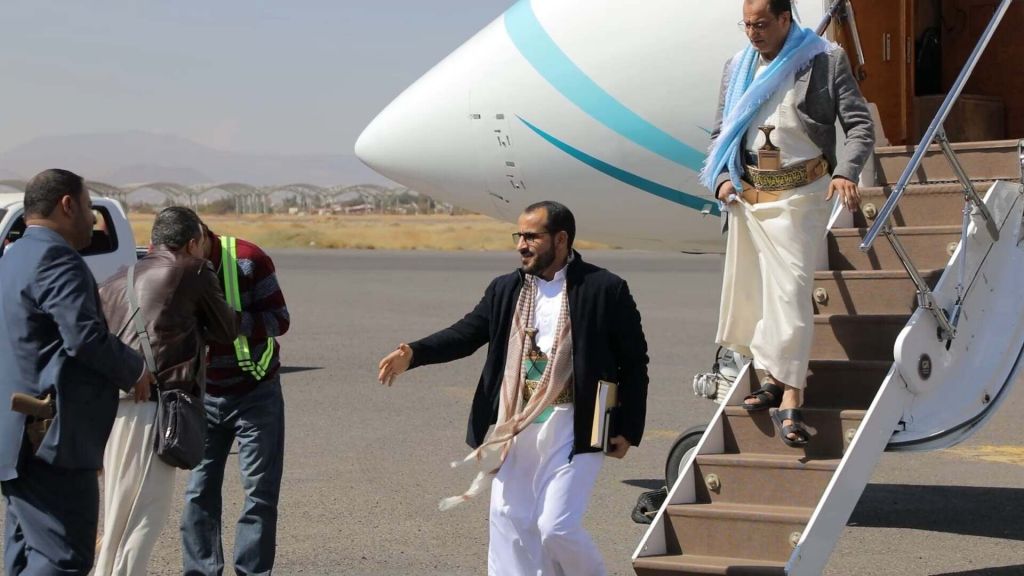 موقع أمريكي: على الولايات المتحدة الضغط على عُمان لإنهاء الوجود الحوثي في السلطنة