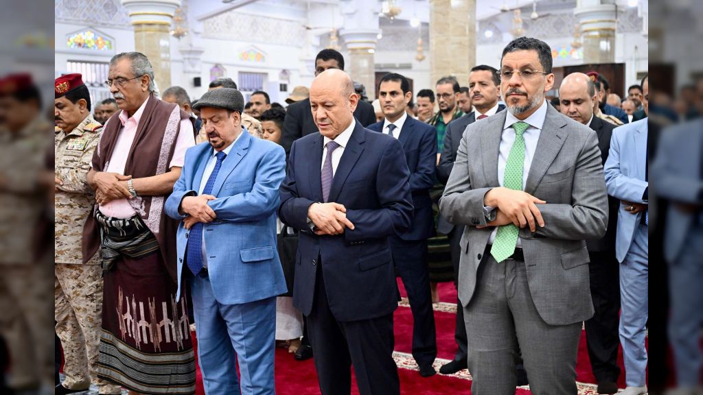 الرئيس يؤدي في عدن مع قيادات الدولة والمواطنين صلاة عيد الفطر ويستقبل جموع المهنئين