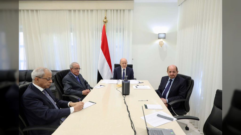رئيس مجلس القيادة يجتمع بقيادات وزارة الخارجية ورؤساء البعثات الدبلوماسية في الخارج