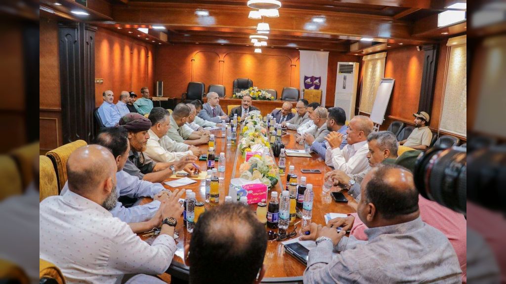 وزير النقل يطلع على سير العمل بمؤسسة موانئ خليج عدن ويؤكد جاهزية الموانئ المحررة