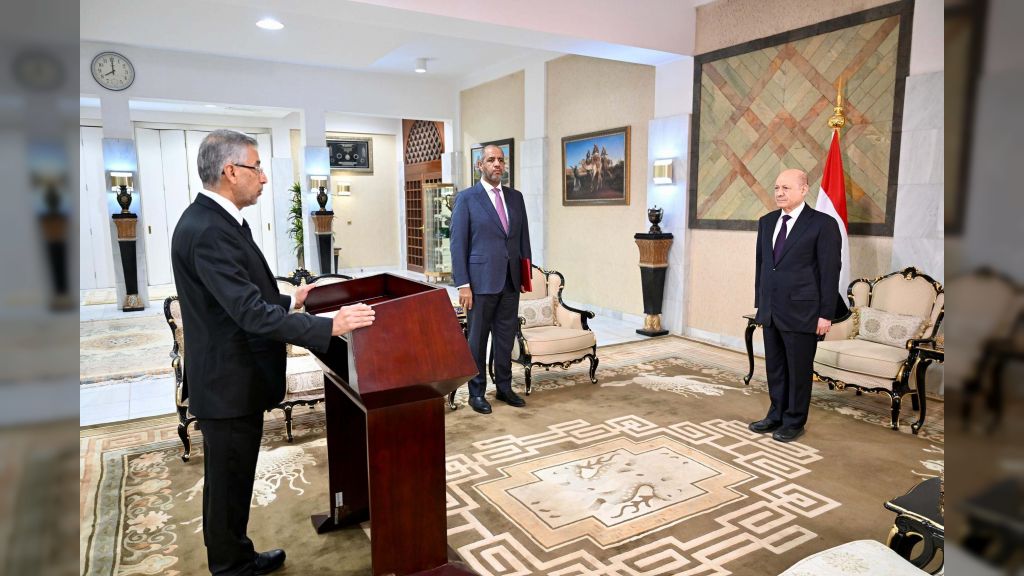 سفير اليمن لدى الولايات المتحدة يؤدي اليمين الدستورية امام رئيس مجلس القيادة الرئاسي