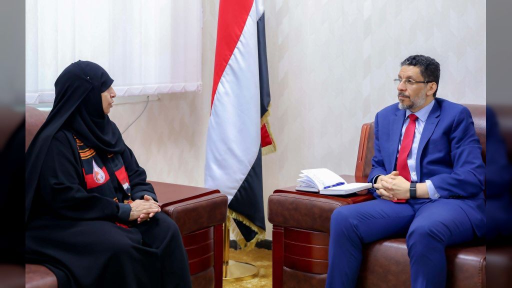 رئيس الوزراء يستقبل في عدن رئيسة رابطة أمهات المختطفين