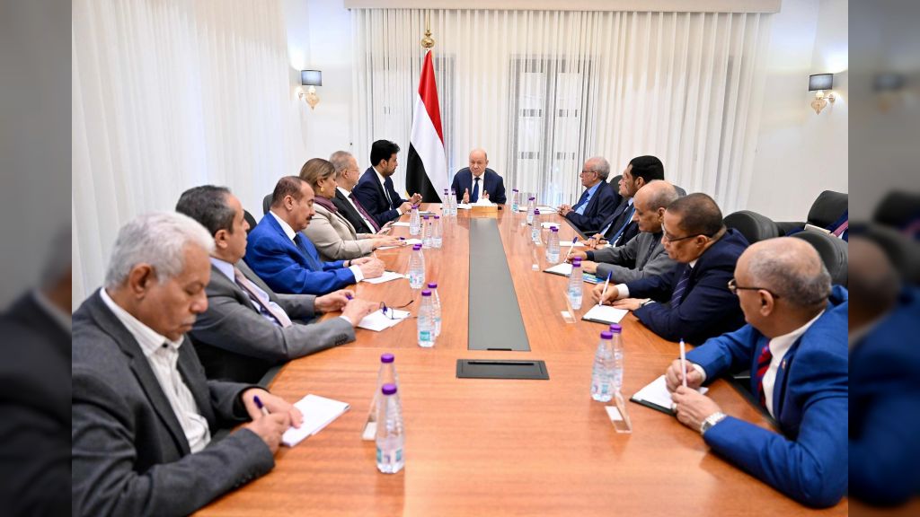 رئيس مجلس القيادة يجتمع برئاسة هيئة التشاور وامناء المكونات السياسية