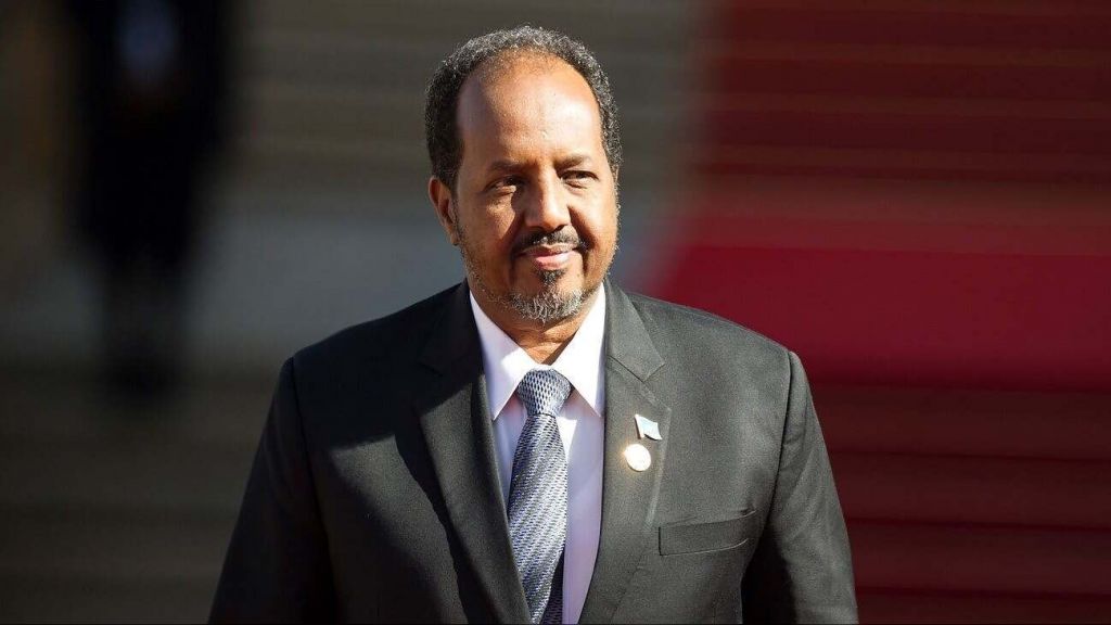 الرئيس الصومالي يعلن عن ضبط أسلحة حوثية كانت في طريقها إلى حركات إرهابية في بلاده