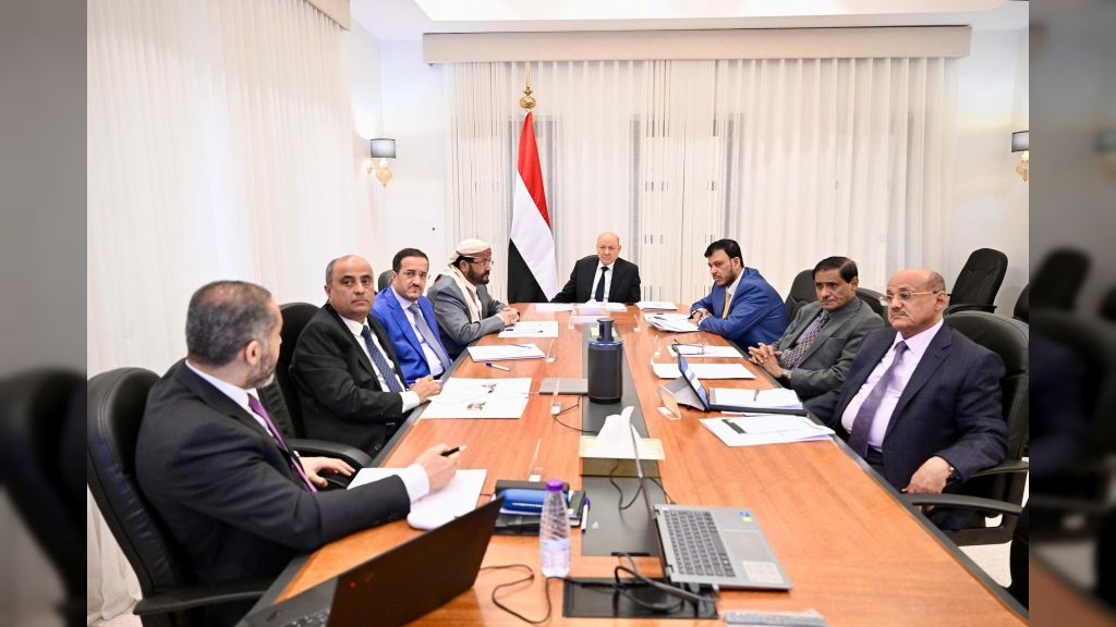 مجلس القيادة الرئاسي يجتمع برئيس مجلس الوزراء ويواصل مناقشة الأوضاع الاقتصادية والخدمية