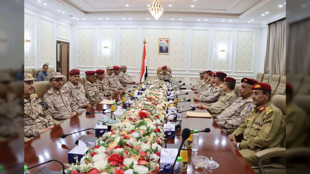 وزير الدفاع ورئيس الأركان يجتمعان بقيادة المنطقة الرابعة ومحاورها