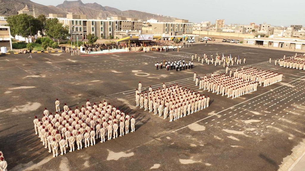 وزير الدفاع يشهد حفل تخرج الدفعة الثالثة جامعيين في الكلية الحربية بعدن