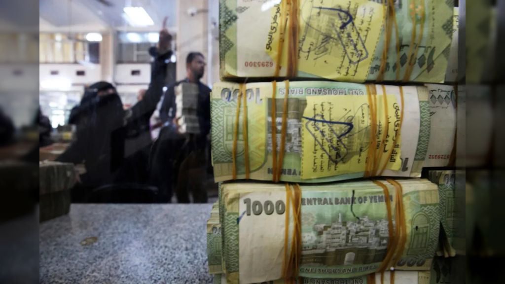 تقرير أممي: الريال اليمني يفقد 54% من قيمته منذ الهجمات الحوثية على منشآت النفط