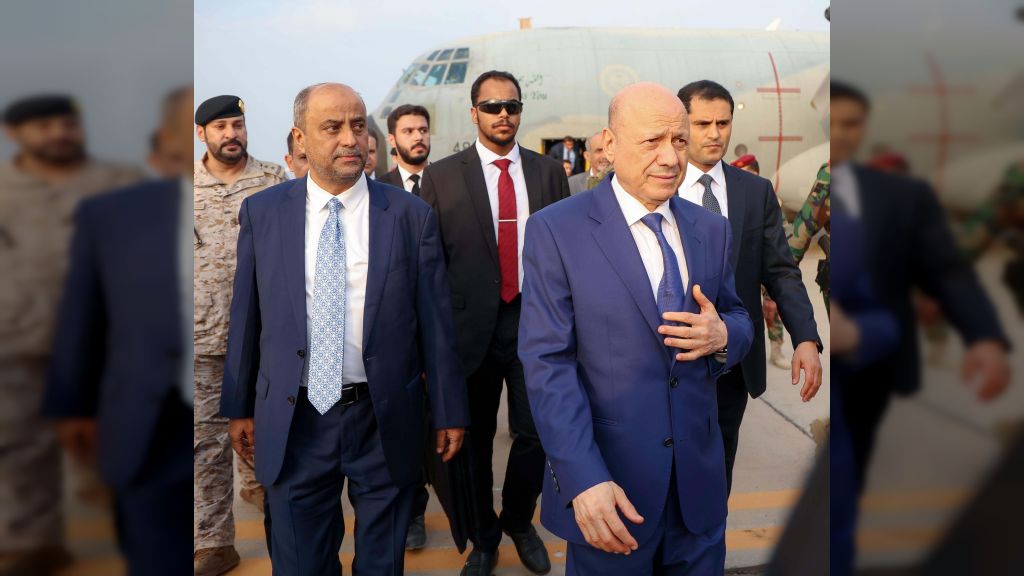 رئيس مجلس القيادة يعود الى العاصمة المؤقتة عدن