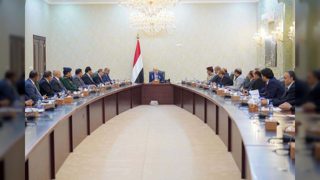 رئيس مجلس القيادة يرأس جانبا من اجتماع مجلس الوزراء
