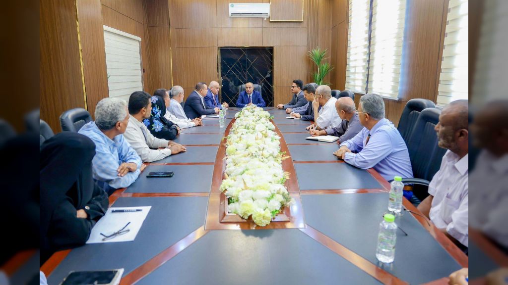 رئيس الوزراء يزور وزارة الخدمة المدنية ويوجه بسرعة إطلاق العلاوات والتسويات
