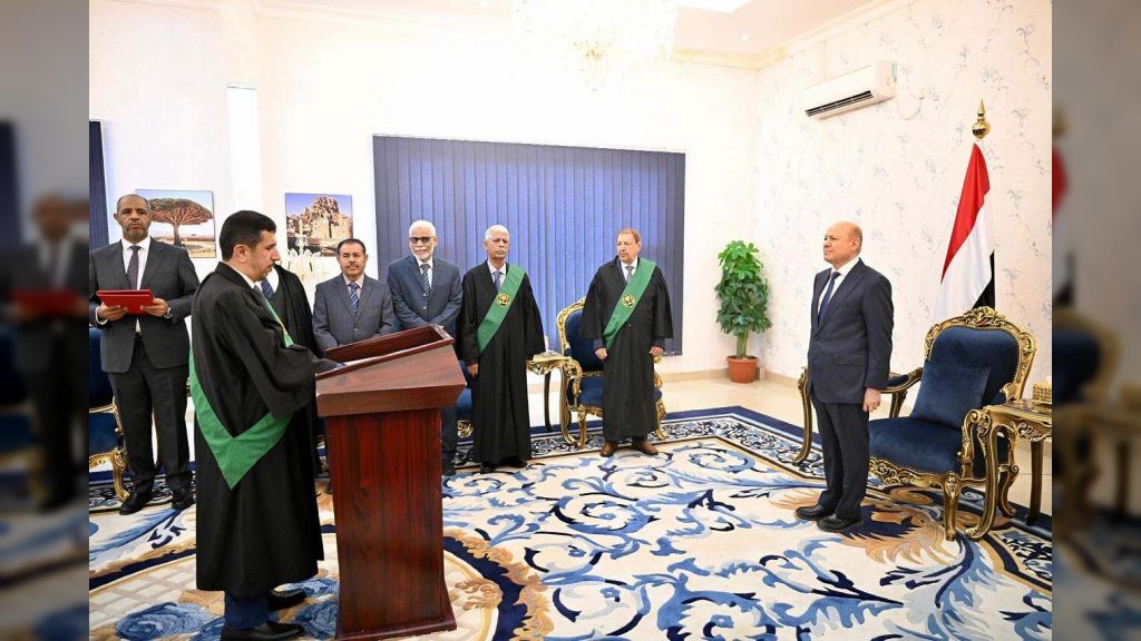القضاة المعينون بالمحكمة العليا يؤدون اليمين القانونية امام رئيس مجلس القيادة الرئاسي