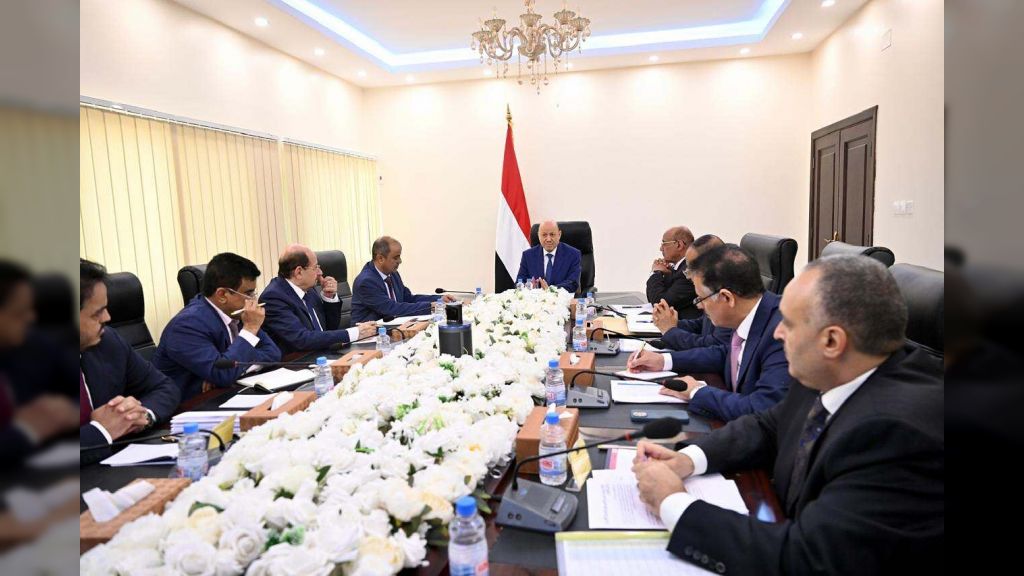 رئيس مجلس القيادة يجتمع بلجنة ادارة الازمات